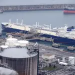 El metanero Nikolay Urvantsev cargado con gas ruso en el puerto de Bilbao