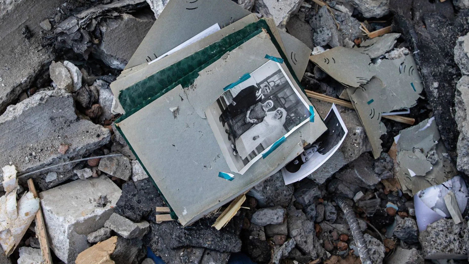 Retrato familiar en un álbum de fotos encontrado entre las ruinas de Ucrania