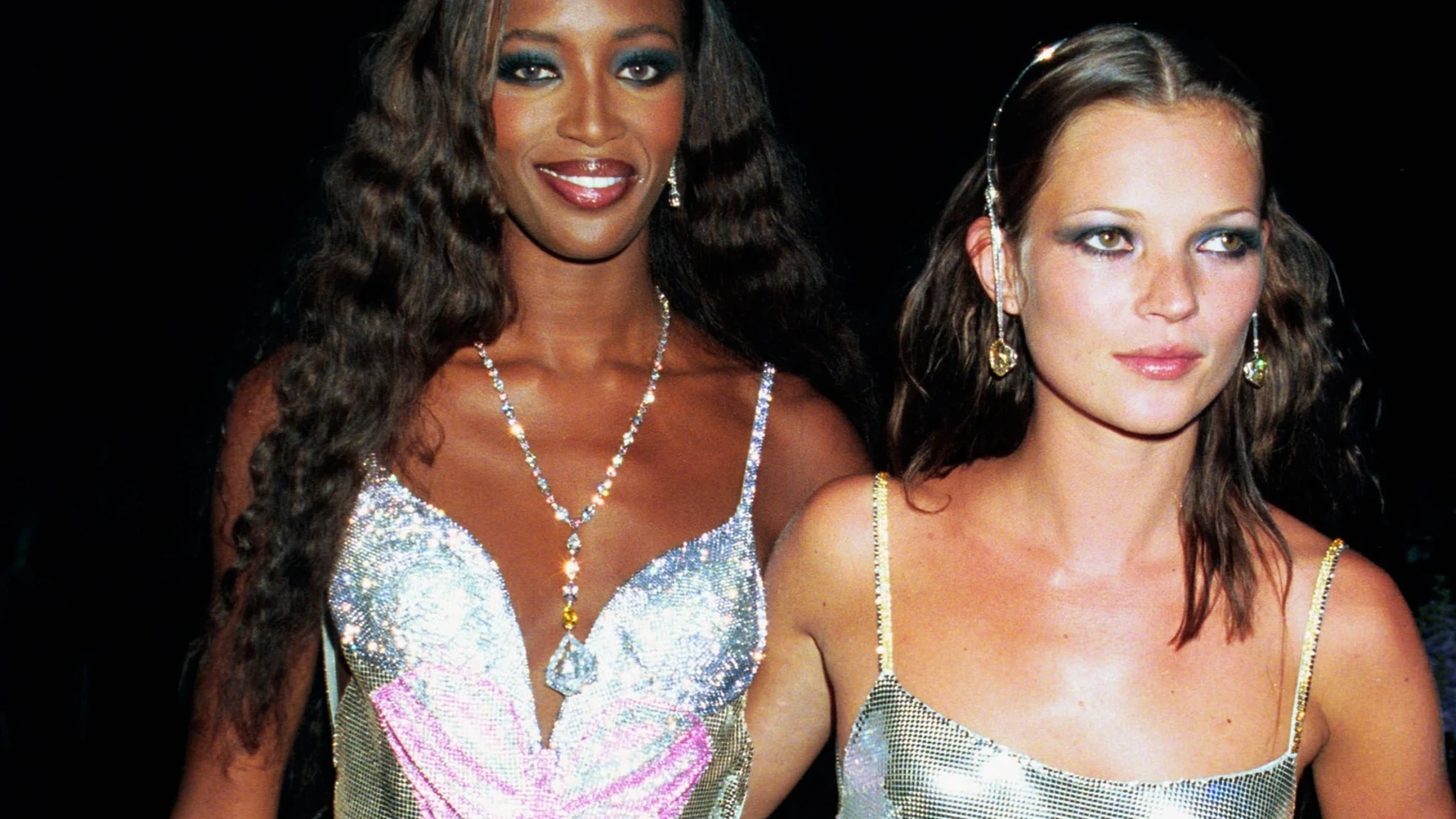 Kate Moss y Naomi Campbell en una fiesta en los 90 con vestidos de Versace