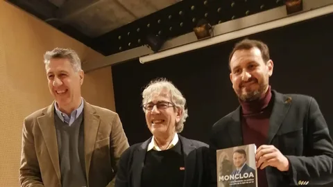 Toni Bolaño en el centro, junto a Albiol y Guijarro