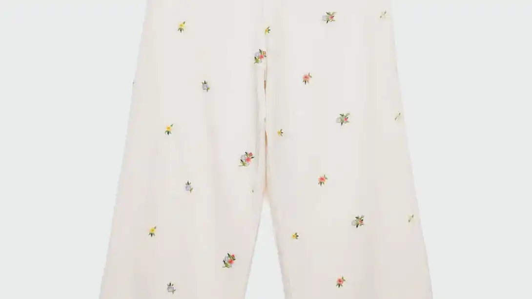 Pantalón Bridgerton bordado, de Stradivarius