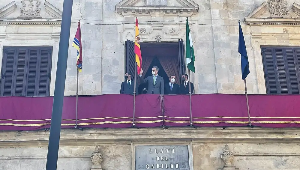 El Rey Felipe VI saluda desde el balcón del antiguo Ayuntamiento de Sanlúcar de Barrameda
