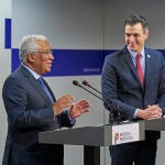El Presidente del Gobierno español Pedro Sánchez (d) y el Primer ministro de Portugal, Antonio Costa, durante la rueda de prensa que han ofrecido hoy viernes tras la reunión del Consejo Europeo en Bruselas