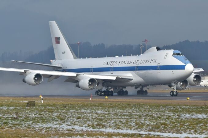 El avión de las Fuerzas Armadas de Estados Unidos, el Boeing 747 E-4B, despegando en Zúrich