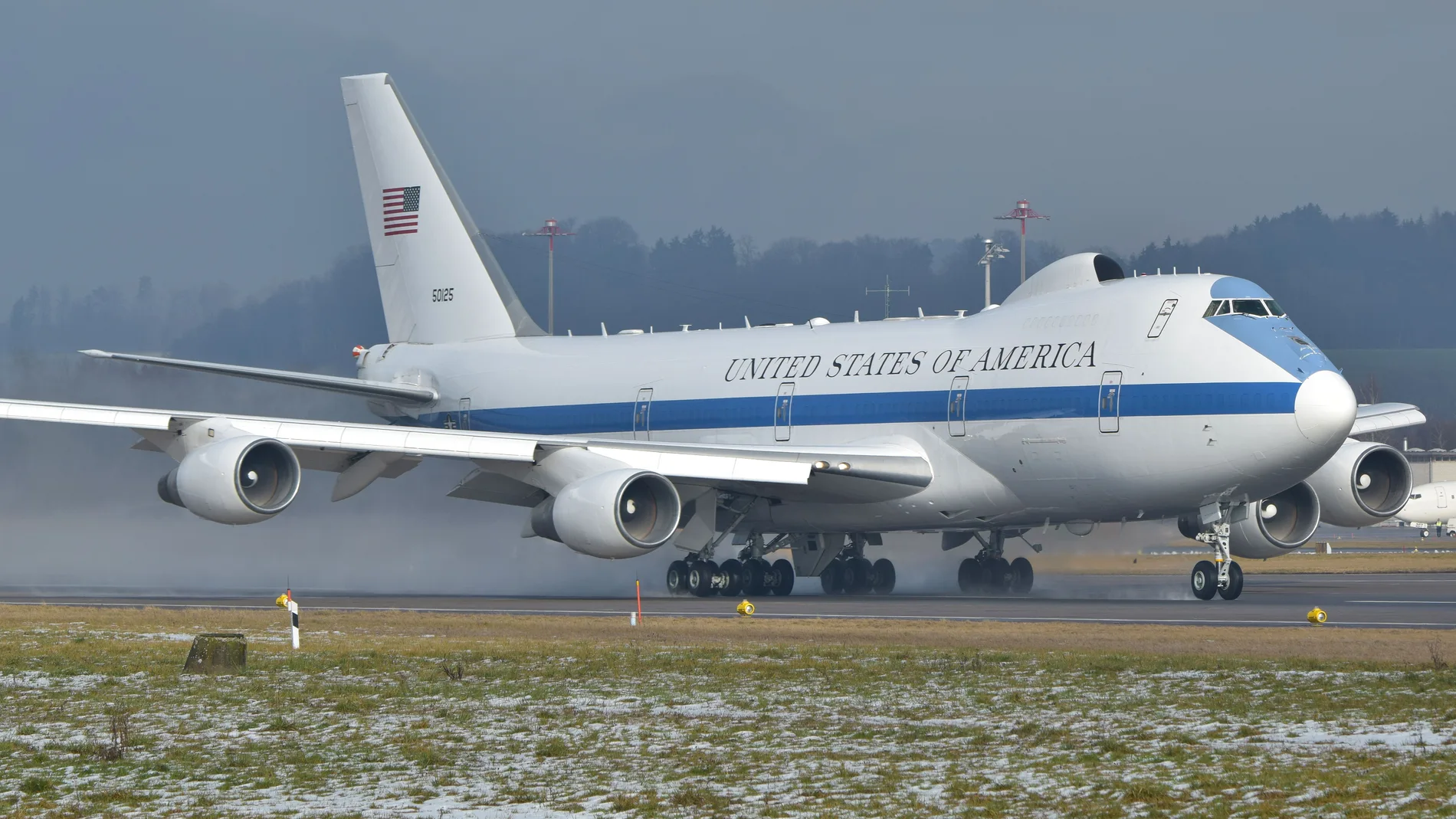 El avión de las Fuerzas Armadas de Estados Unidos, el Boeing 747 E-4B, despegando en Zúrich
