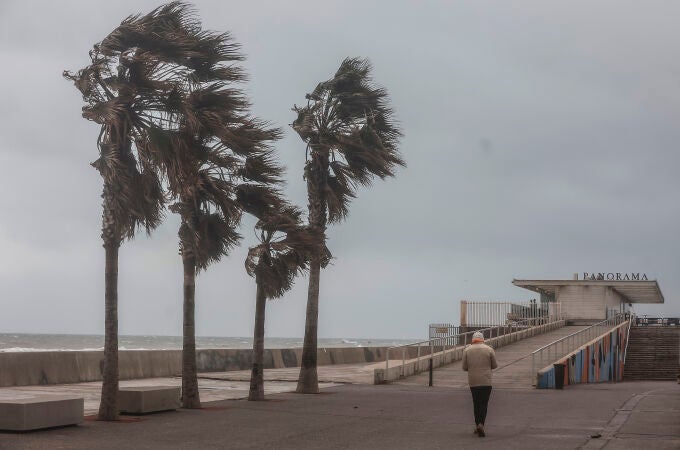 Una persona camina en la Playa de la Malvarrosa. Continúa el temporal de lluvia y viento en Valencia