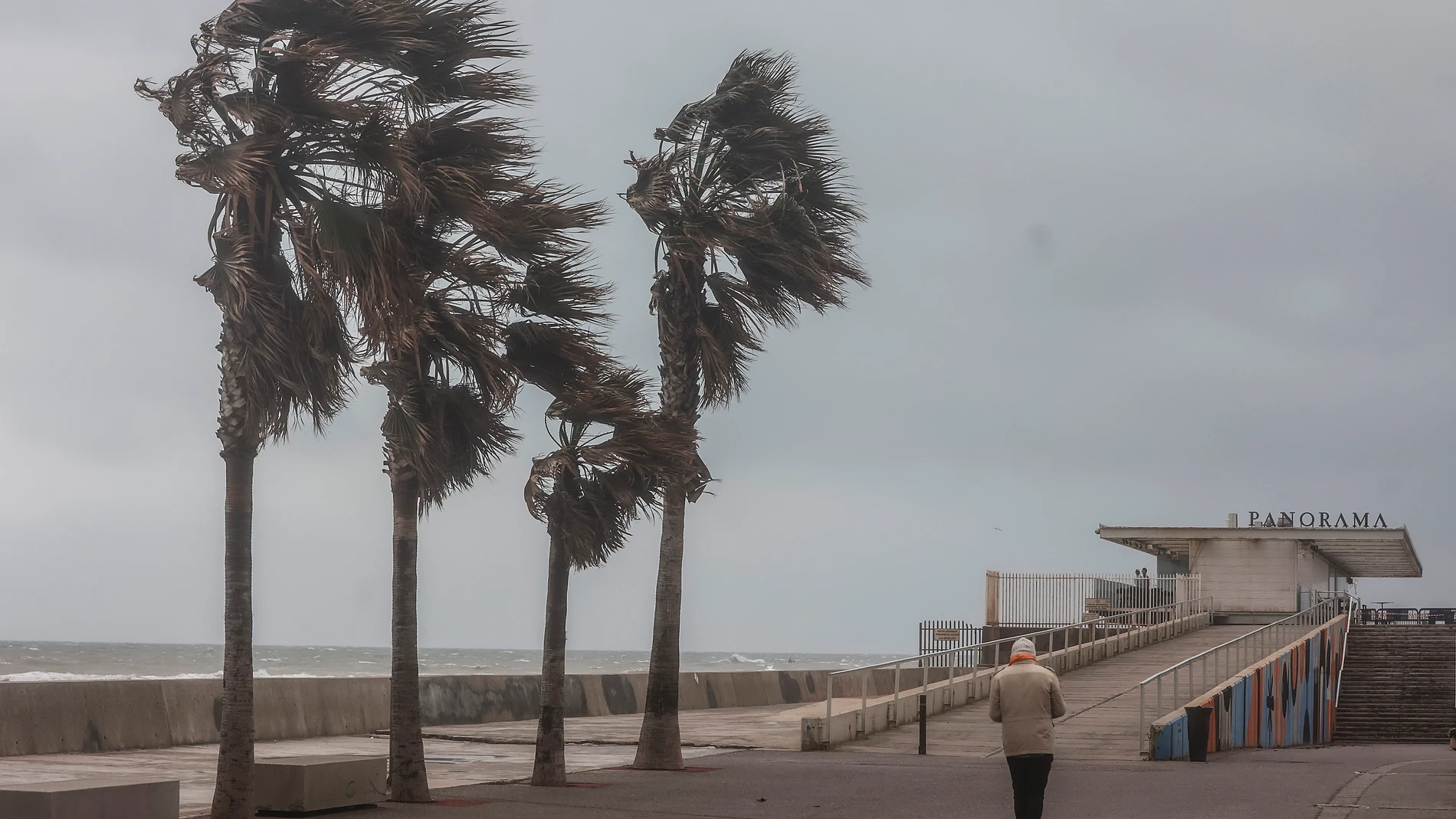 Una persona camina en la Playa de la Malvarrosa. Continúa el temporal de lluvia y viento en Valencia