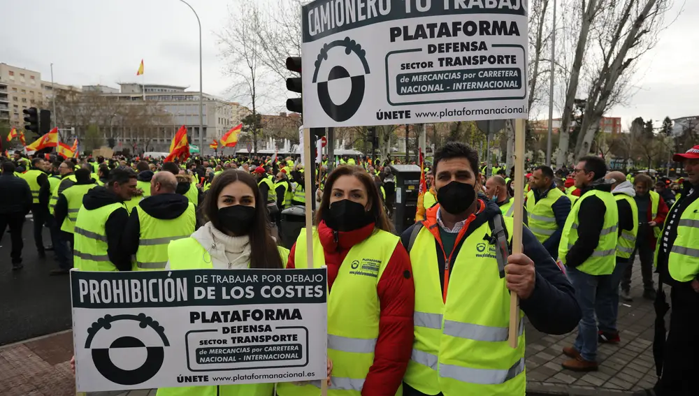 Cesar Narros y su familia en la manifestación de transportistas convocada este viernes por la Plataforma Nacional por la Defensa del Transporte