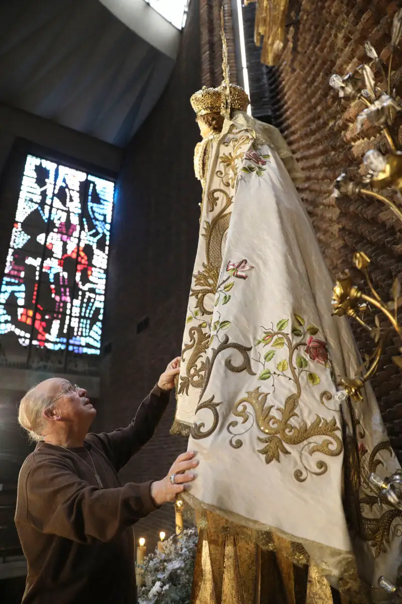 Rappel a los pies de la virgen del Carmen vestida con el manto que su madre le bordó