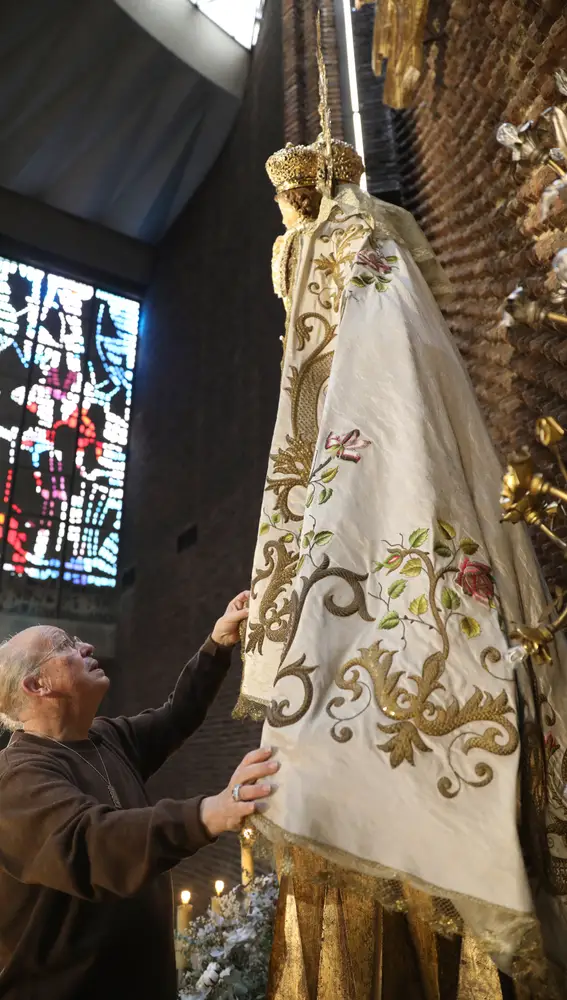 Rappel a los pies de la virgen del Carmen vestida con el manto que su madre le bordó