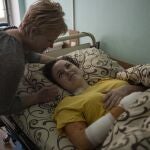 Nastya Kuzyk,de 20 años, es confortada por su madre en un hospital tras ser herida en un bombardeo ruso en Chernihiv