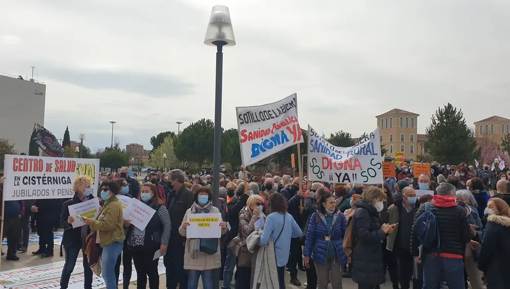 Un millar de personas se concentra frente a las Cortes para exigir una Sanidad Pública "digna" y "sin recortes" EUROPA PRESS 26/03/2022
