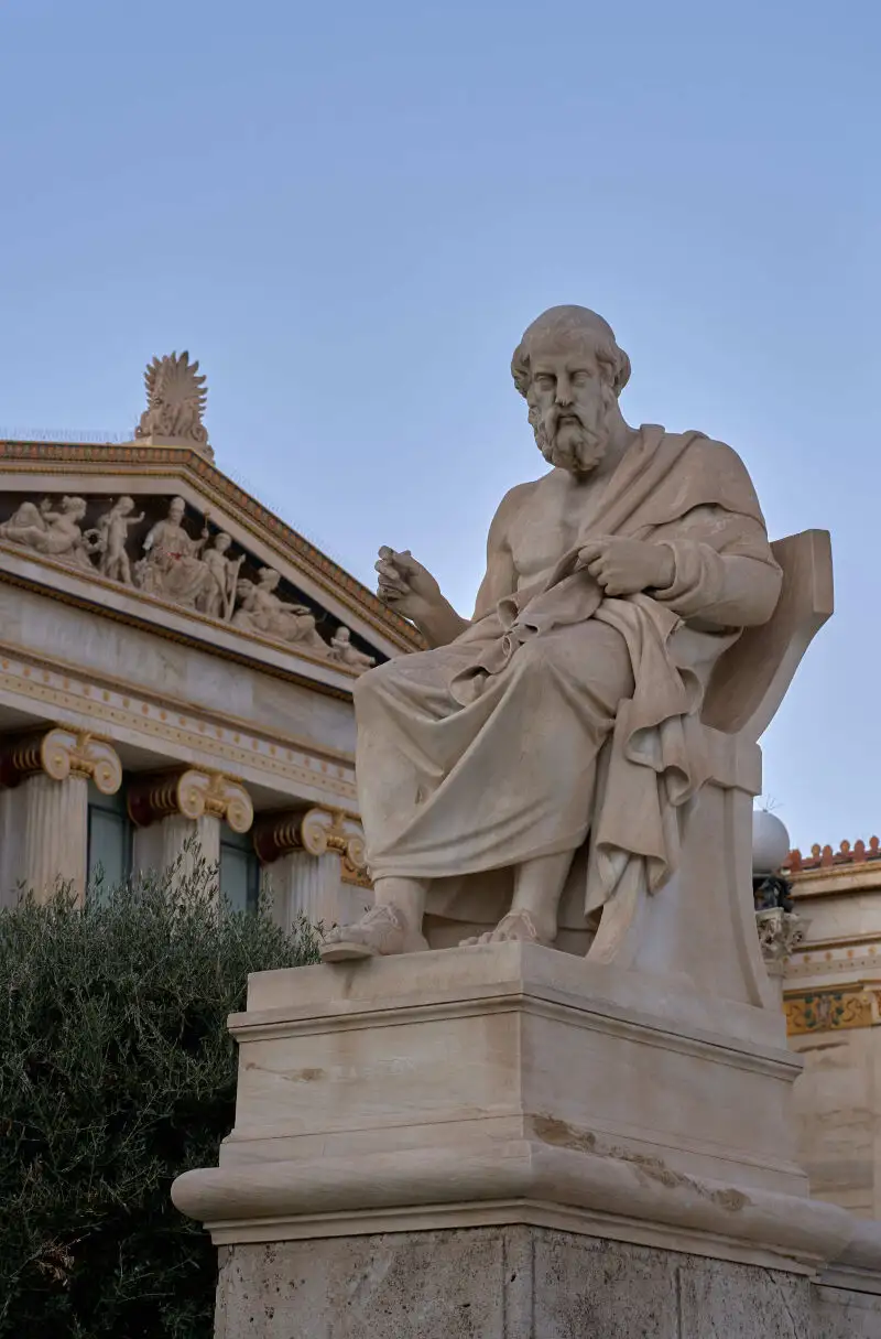 La estatua de Platón, del escultor griego Leonidas Drosis (1836-1882) en los jardines de la Academia de Atenas