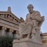 La estatua de Platón, del escultor griego Leonidas Drosis (1836-1882) en los jardines de la Academia de Atenas