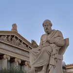 La estatua de Platón, del escultor griego Leonidas Drosis (1836-1882) en los jardines de la Academia de Atenas