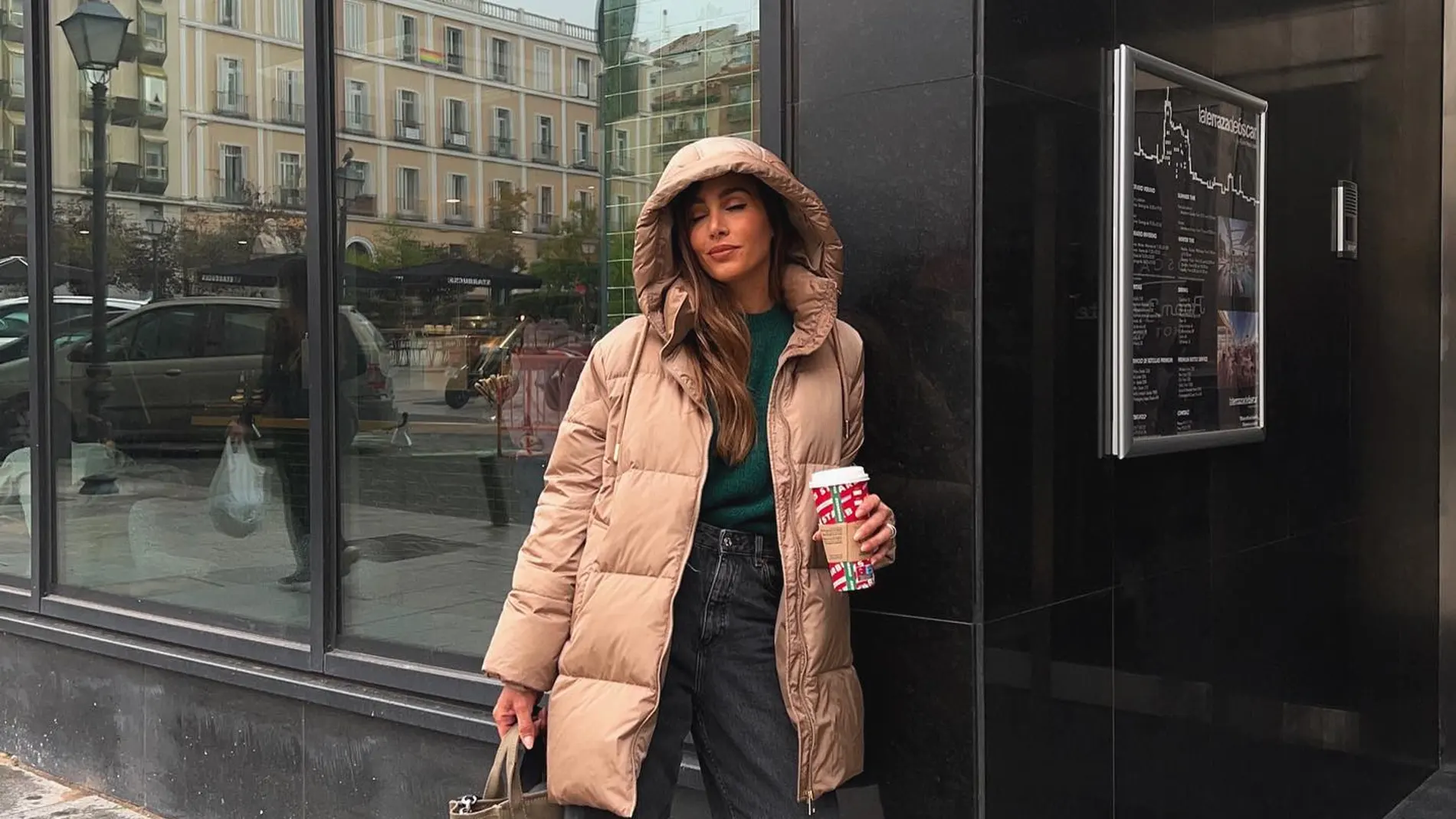 Osorno tiene el perfecto look para un día lluvia con este abrigo de Zara