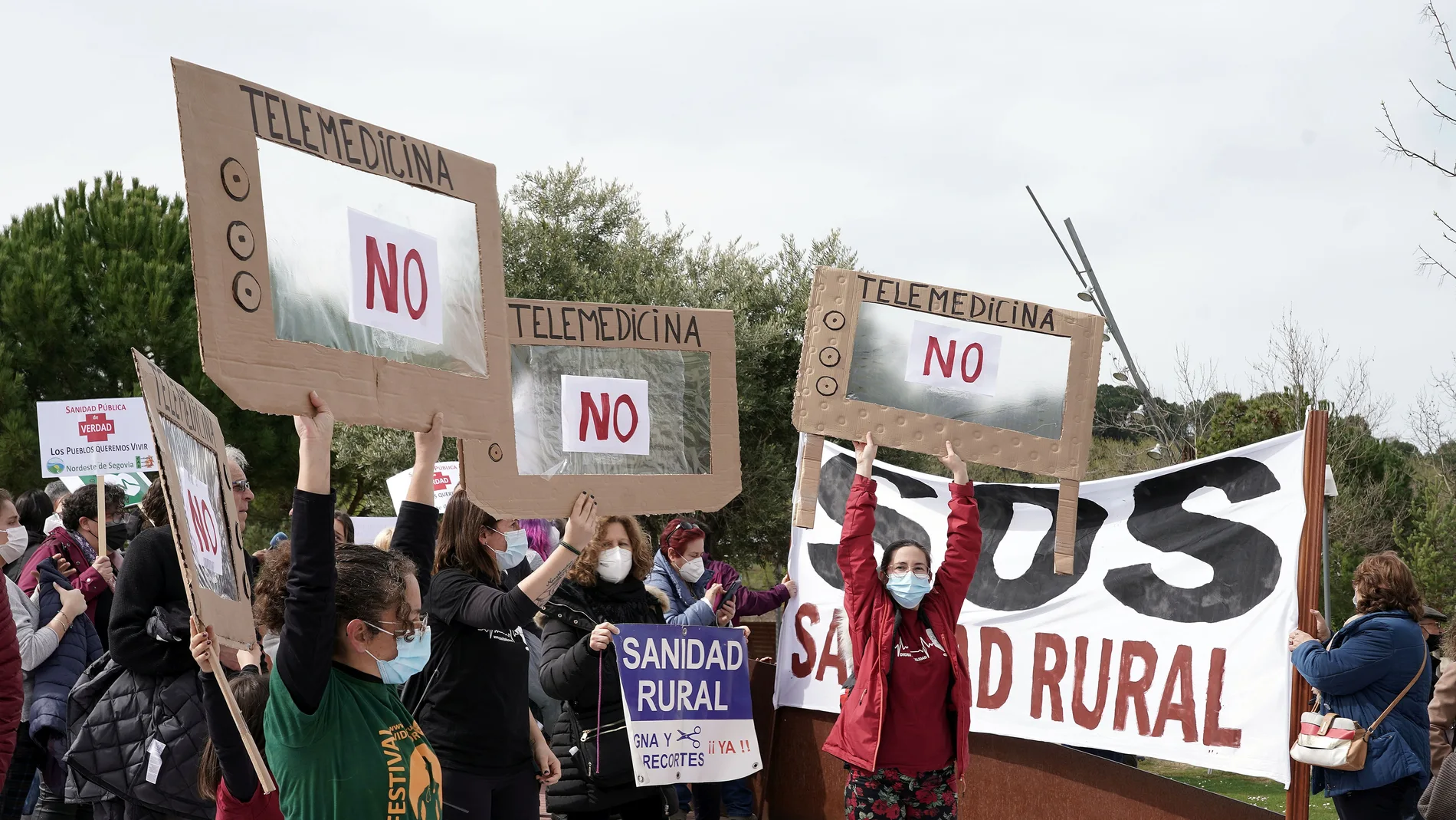 Las Plataformas Sociales para la Defensa de la Sanidad Pública, junto a otras organizaciones sociales, se concentran ante la sede de las Cortes de Castilla y León para exigir al nuevo Gobierno compromiso y recortes cero