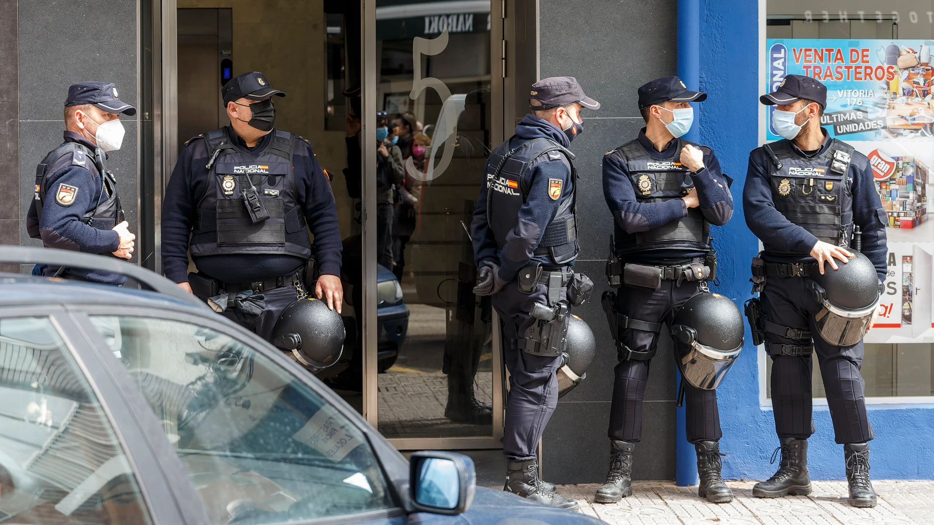 Agentes de la Policía, tras detener a dos jóvenes en una vivienda de Burgos juzgados por el crimen de Gamonal