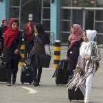 Miembros de un equipo de robótica femenina llegan desde la provincia de Herat para recibir visas de la embajada de los EE. UU, porque viajaban sin un tutor masculino, algo que está prohibido por los talibanes (AP Photo/Rahmat Gul