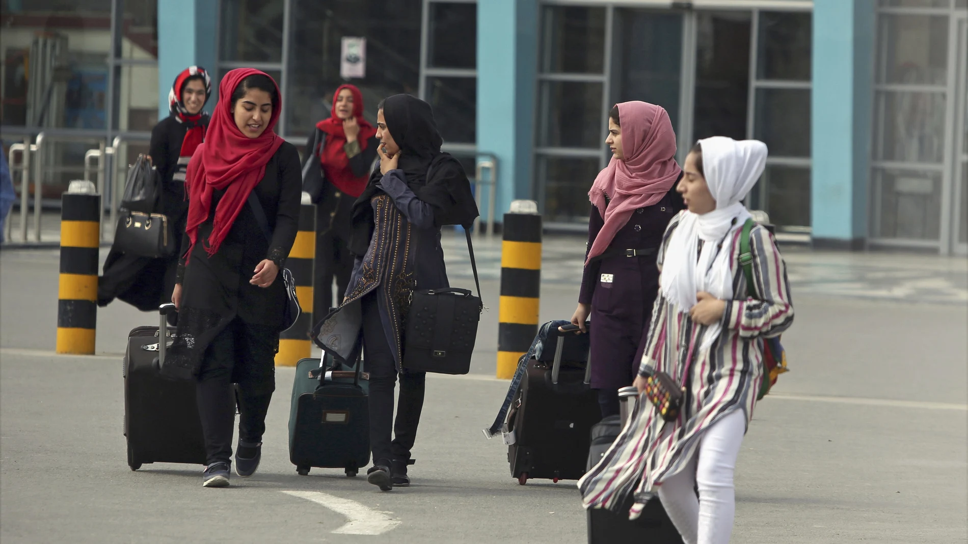 Miembros de un equipo de robótica femenina llegan desde la provincia de Herat para recibir visas de la embajada de los EE. UU, porque viajaban sin un tutor masculino, algo que está prohibido por los talibanes (AP Photo/Rahmat Gul