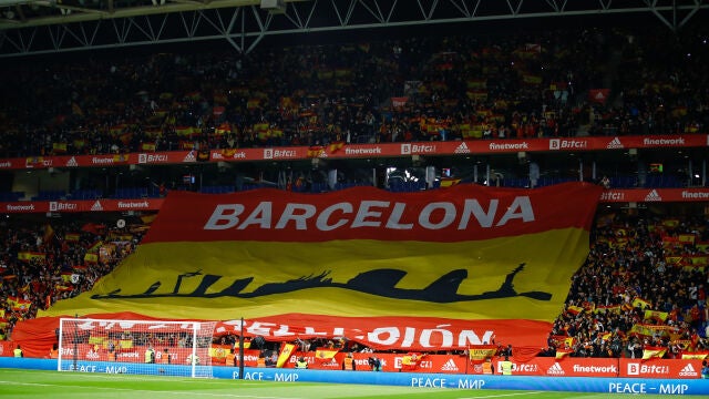 Un tifo con la leyenda "Barcelona con la selección" se desplegó en el fondo sur del estadio