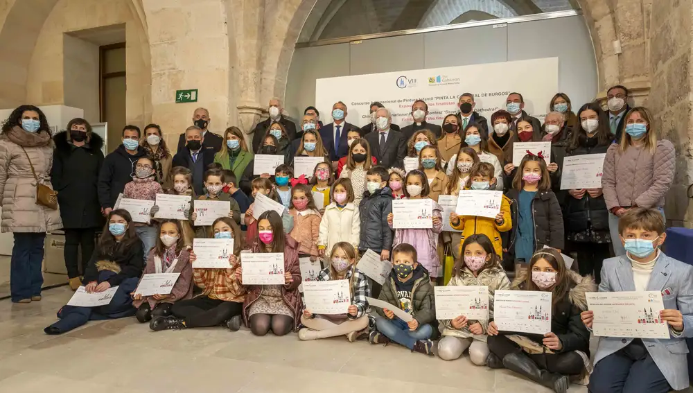 Foto de familia de los niños finalistas