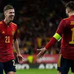 Jordi Alba y Dani Olmo celebran el gol de la victoria ante Albania