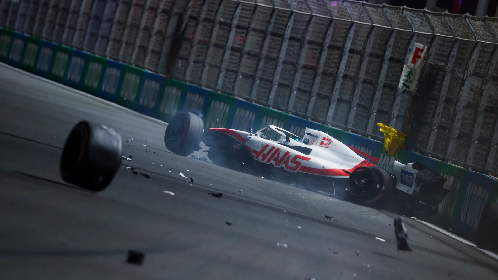 El coche de Ralf Schumacher terminó partido en dos tras su accidente en Abu Dabi