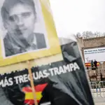 Una persona sostiene una pancarta con la imagen de Miguel Ángel Blanco, asesinado por ETA, en una manifestación a favor de las víctimas del terrorismo, en la Plaza de Colón, a 22 de marzo de 2022, en Madrid (España)