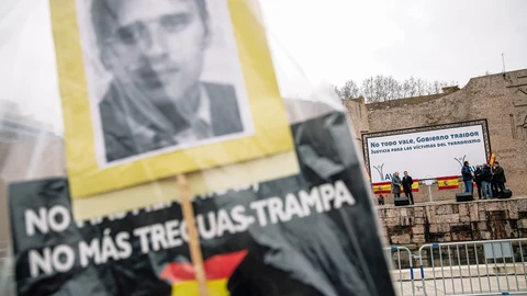 Una persona sostiene una pancarta con la imagen de Miguel Ángel Blanco, asesinado por ETA, en una manifestación a favor de las víctimas del terrorismo, en la Plaza de Colón, a 22 de marzo de 2022, en Madrid (España)