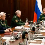 El ministro de Defensa ruso Sergei Shoigu con asesores militares en Moscú