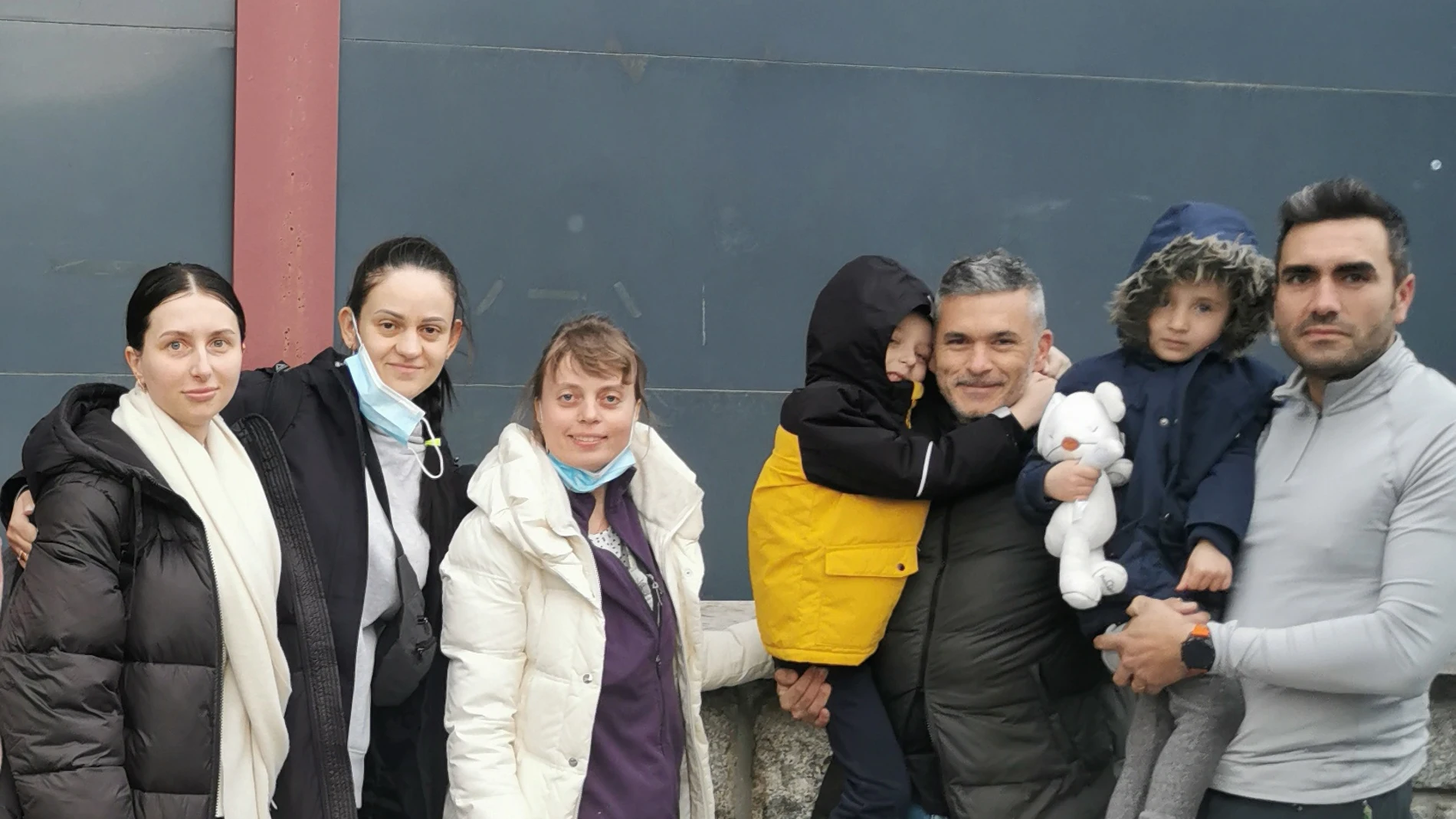 Jesús y Emilio, agentes de la UPR de la Policía Nacional de Granada, con algunos de los refugiados que fueron a recoger a Polonia
