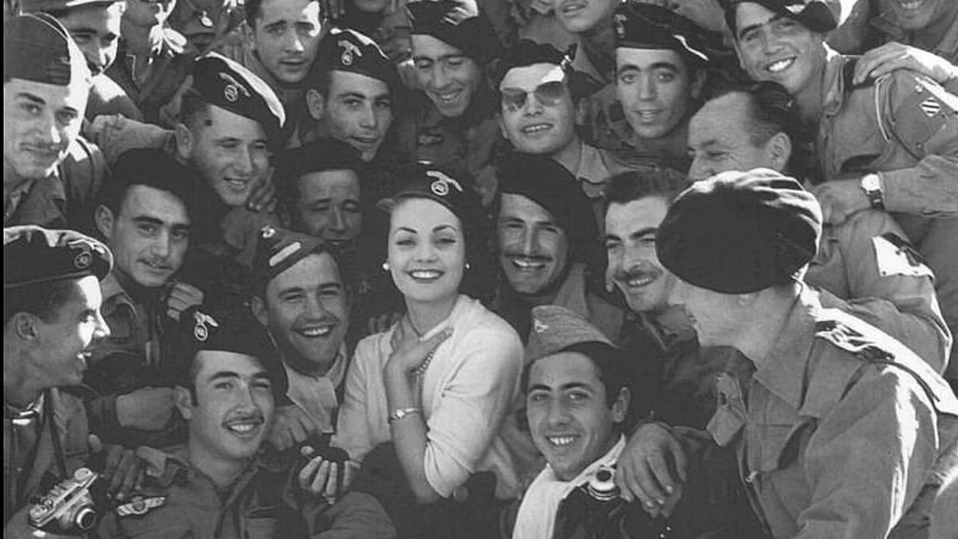 Carmen Sevilla, rodeada de soldados, el 31 de diciembre de 1957 en Sidi Ifni