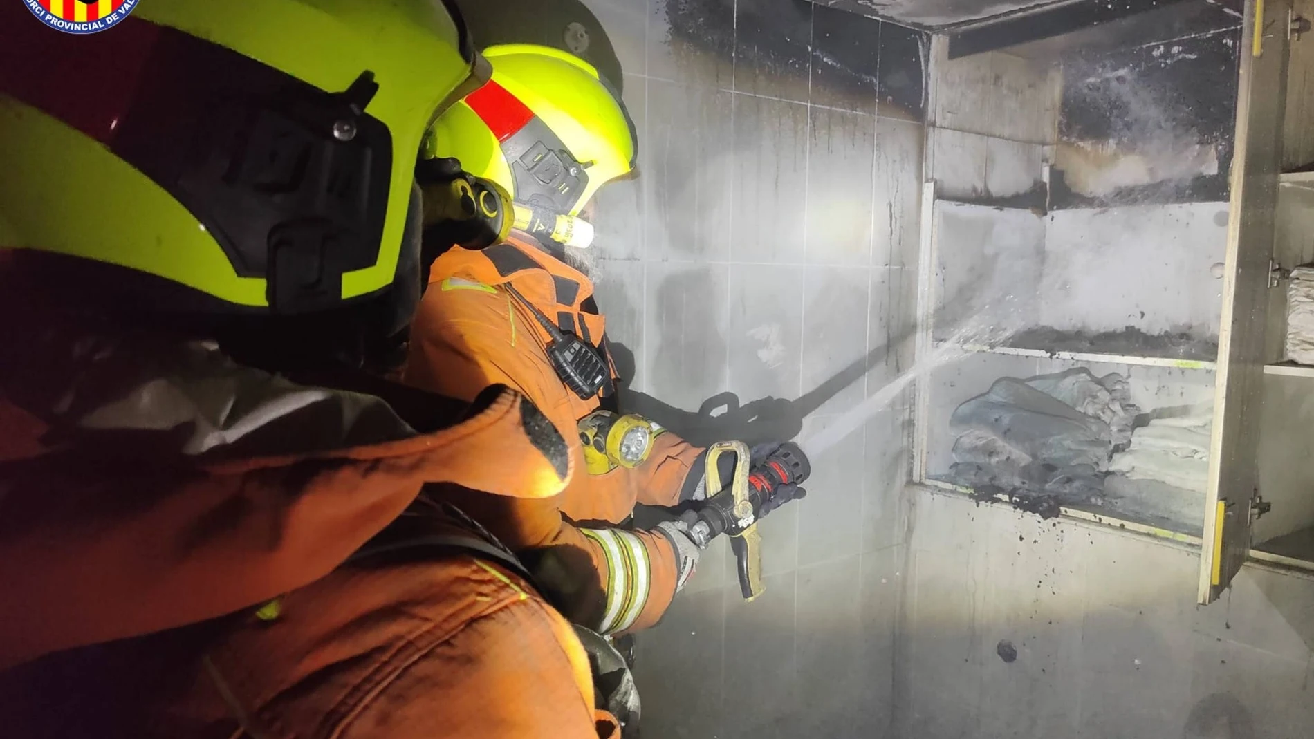 Bomberos sofocan un incendio en una residencia de salud mental de La Pobla de Vallbona