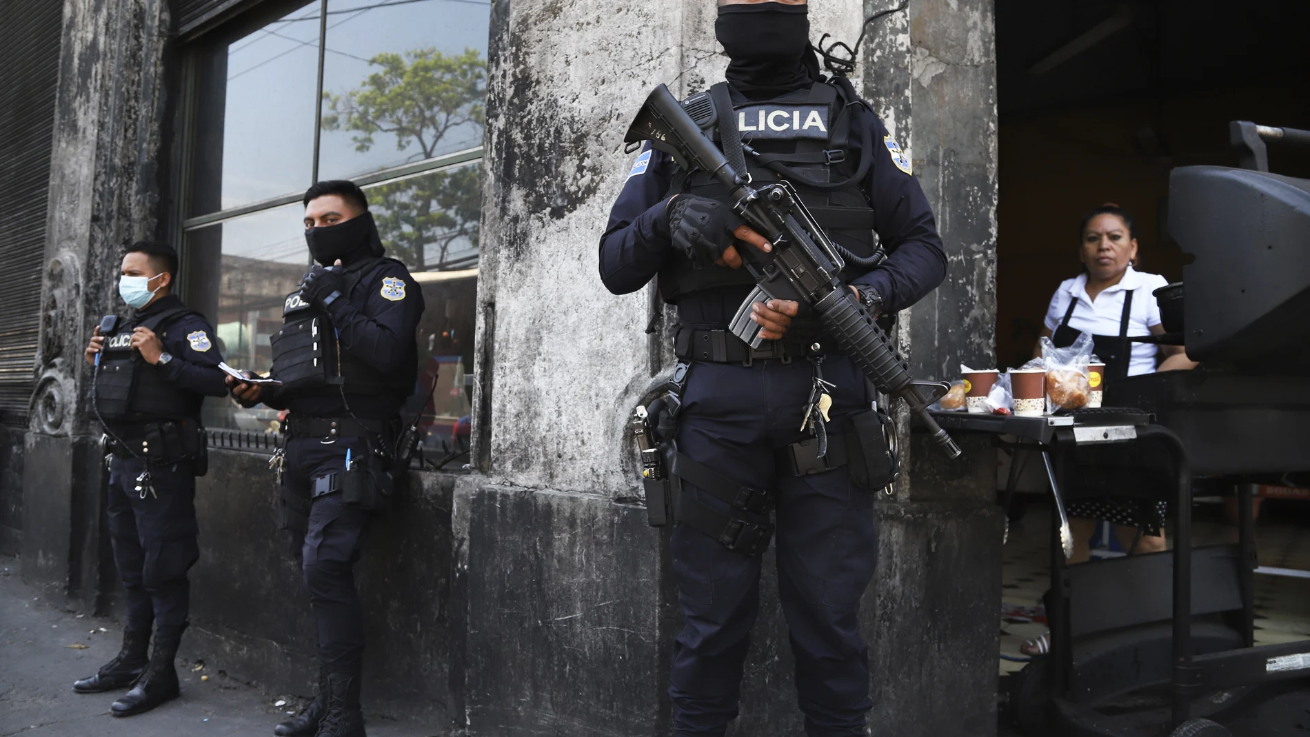 Policías fuertemente armados vigilan las calles del centro de San Salvador, El Salvador, el domingo 27 de marzo de 2022.