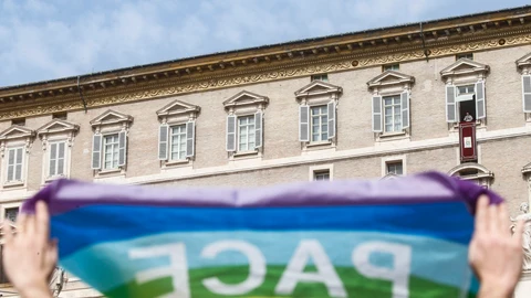 Una bandera ondea en el Vaticano pidiendo la paz en Ucrania