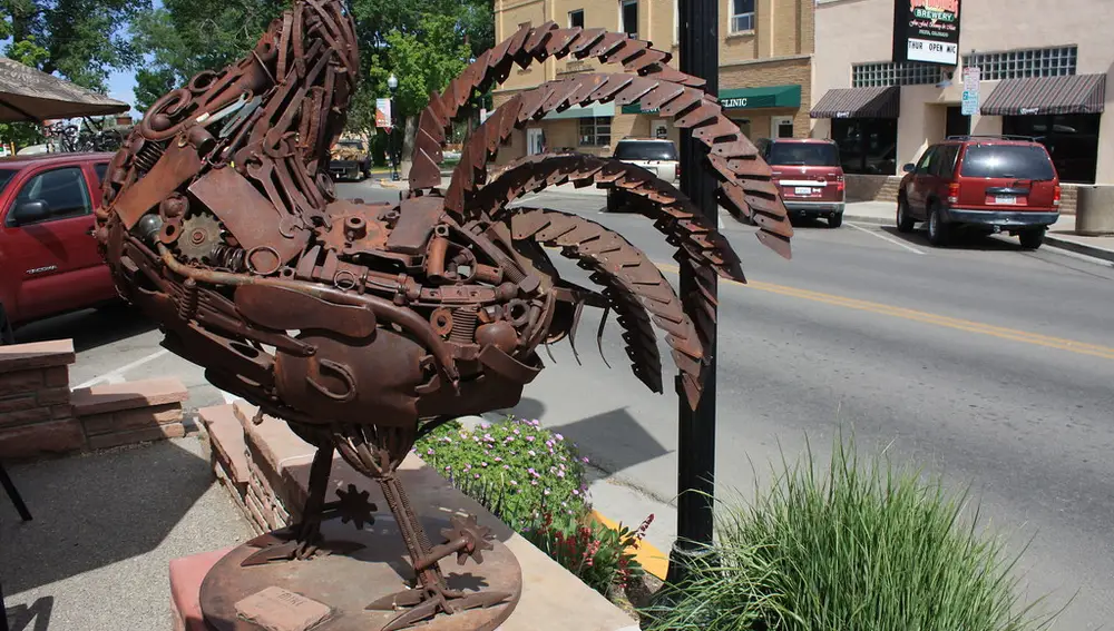 Estatua de metal de Mike &quot;el pollo sin cabeza&quot; en Fruita, Colorado