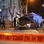 Policía israelí en el lugar de un atentado en la ciudad de Hadera, Israel, 27 de marzo de 2022. Al menos dos policías muertos y varias personas heridas de gravedad en un tiroteo por dos pistoleros palestinos, que fueron asesinados a tiros por miembros de una unidad de agentes encubiertos. (Atentado) EFE/EPA/ABIR SULTAN