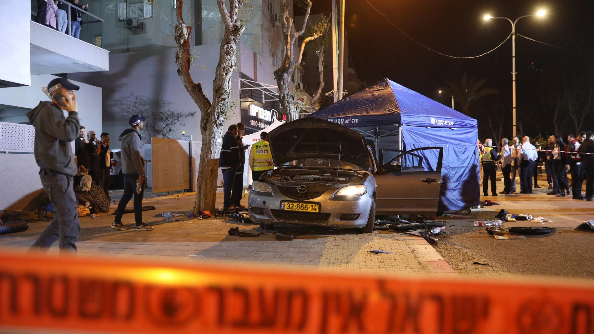 Policía israelí en el lugar de un atentado en la ciudad de Hadera, Israel, 27 de marzo de 2022. Al menos dos policías muertos y varias personas heridas de gravedad en un tiroteo por dos pistoleros palestinos, que fueron asesinados a tiros por miembros de una unidad de agentes encubiertos. (Atentado) EFE/EPA/ABIR SULTAN
