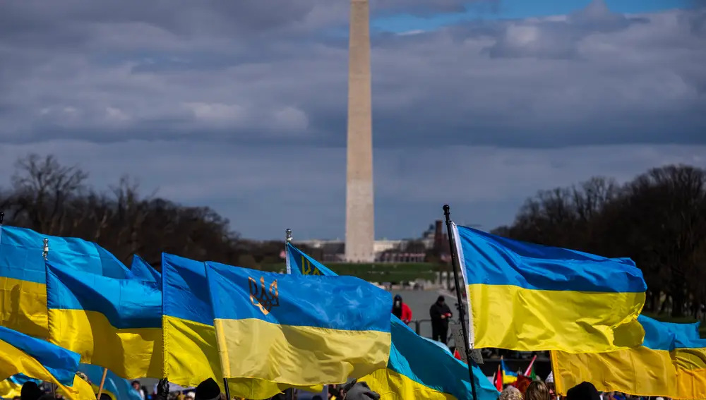 Washington (Usa), 27/03/2022.- Manifestantes pro-Ucrania en el Monumento a Lincoln en Washington, DC, EE. UU., 27 de marzo de 2022. La manifestación conmemora un mes de resistencia contra la invasión rusa de Ucrania) EFE/EPA/SHAWN THEW