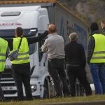 Un pequeño grupo de transportistas trata de impedir el acceso de camiones al Puerto de Bilbao