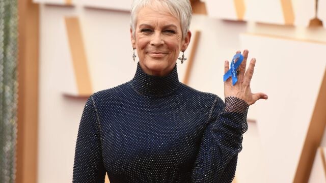 Jamie Lee Curtis con un lazo azul a favor de los refugiados de Ucrania