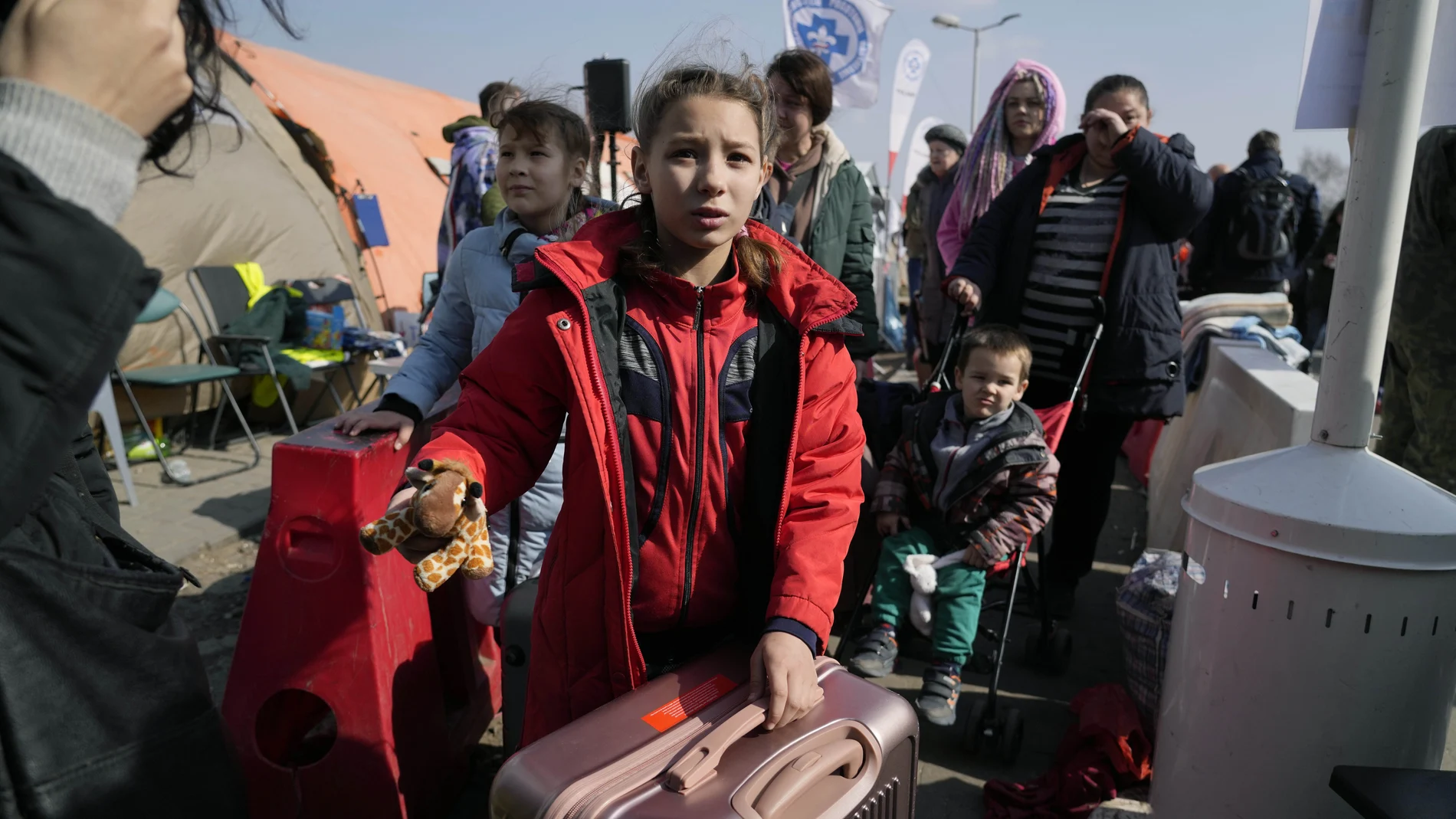 Varios refugiados esperan para abandonar Ucrania en el puesto fronterizo de Medyka