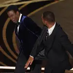 Will Smith golpea al presentador Chris Rock en el escenario