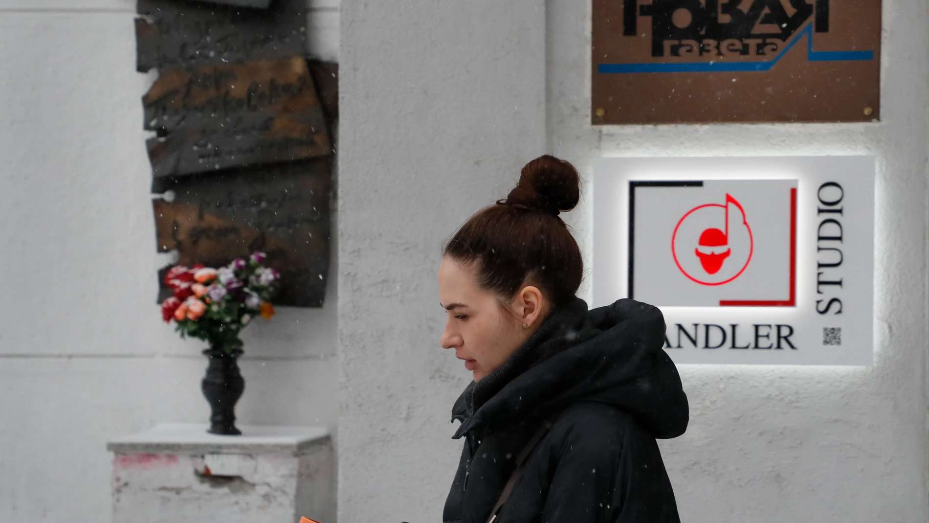 Una mujer pasa delante de la sede del diario «Novaya Gazeta» en Moscú, ayer