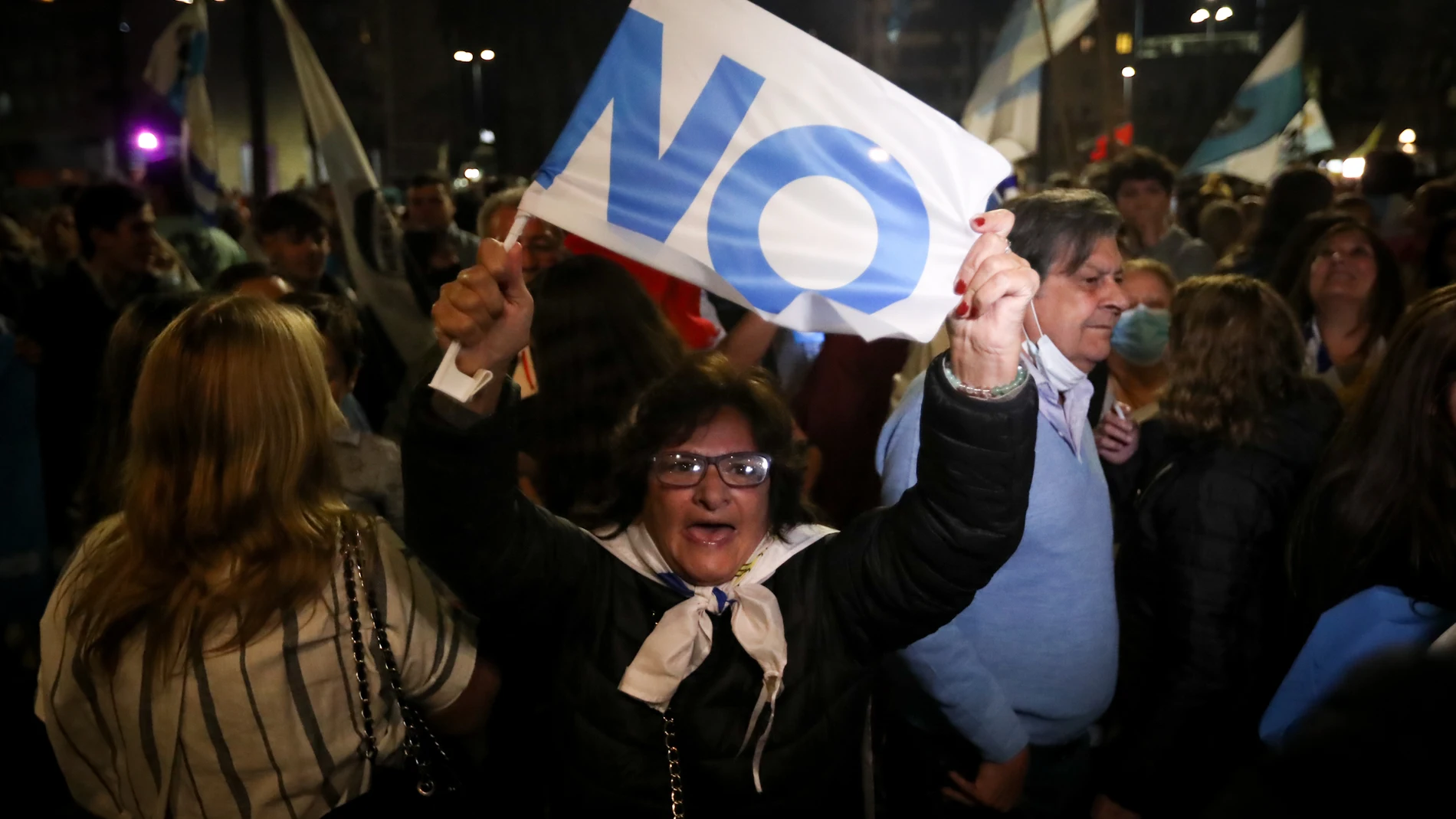 Personas celebran el triunfo del "No" durante el referéndum, hoy en Montevideo (Uruguay).
