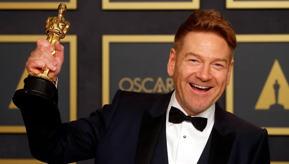 -FOTODELDÍA- Hollywood (Estados Unidos), 28/03/2022.- Kenneth Branagh con el Óscar al mejor guión adaptado por 'Belfast' durante la 94ª ceremonia anual de los Premios de la Academia de Cine estadounidense en el Dolby Theatre de Hollywood, Los Ángeles, California, Estados Unidos. EFE/ David Swanson