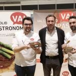 El alcalde de Valladolid, Óscar Puente, presenta el concurso de tapas en Madrid Fusión junto a los cocineros Alejandro San José y Emilio Martín