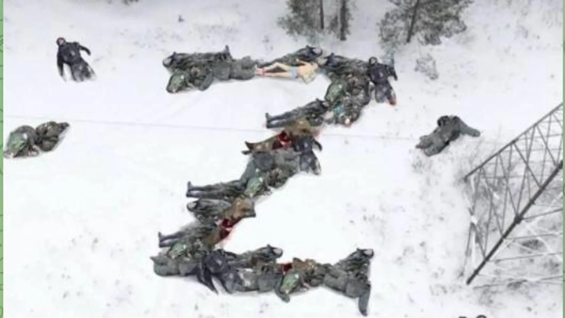 Foto difundida en canales de Telegram de supuestos cadáveres de soldados rusos formando la "Z" que llevan sus vehiculos durante la invasión de Ucrania