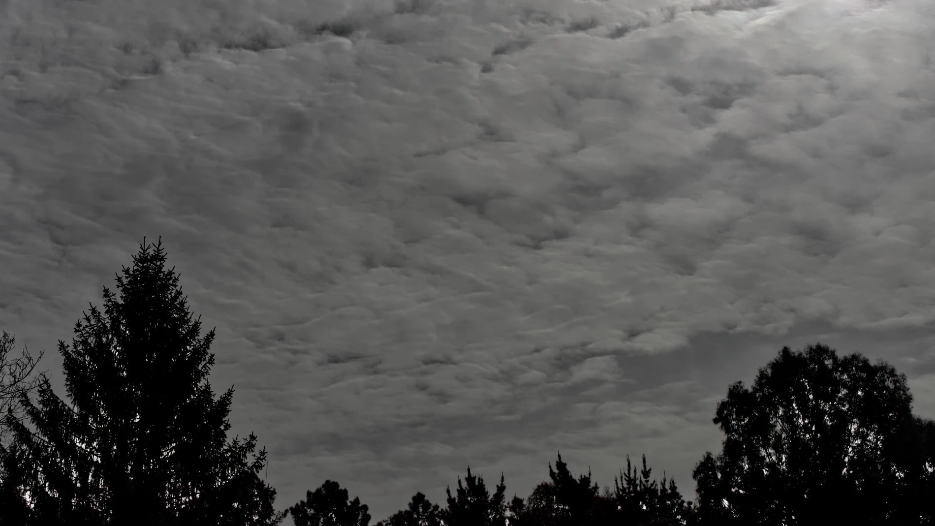 El cielo cubierto de nubes al sur de la provincia de Lugo